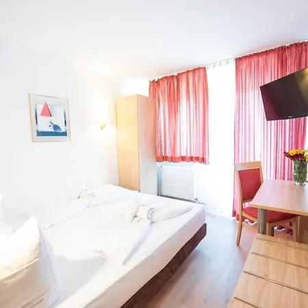 Hotel Astoria Am Urachplatz 3*