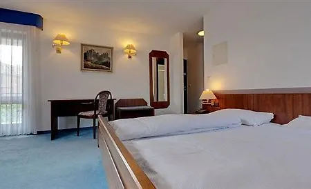 Hotel Astoria Am Urachplatz 3*