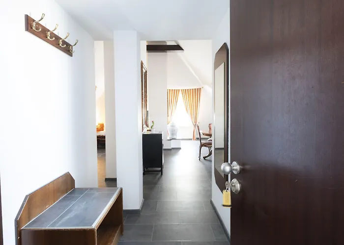 Astoria Am Urachplatz 3*